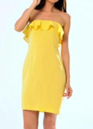 Яркое желтое женское платье бандо