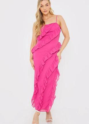 Длинное розовое платье с оборками с разрезом от in the style
