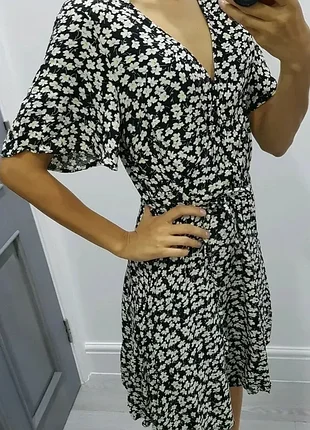 Короткое черное платье с цветочным принтом от dorothy perkins