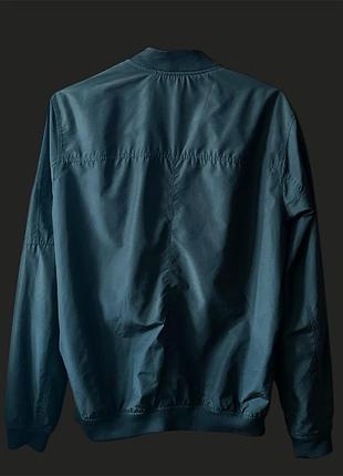 Чорна легка чоловіча куртка pull&bear, розмір м 2