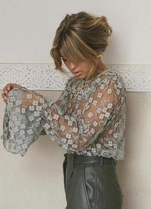 Шикарна блуза у текстурних квітах