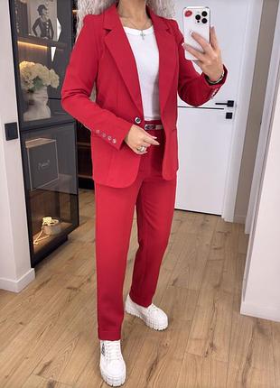 Женский брючный деловой костюм красный из костюмки барби пиджак длинный и брюки прямые зауженные