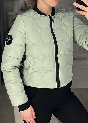 Женская куртка бомбер оливкового цвета на весну