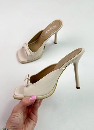 Сабо на шпильке с изысканным миниатюрным бантиком.