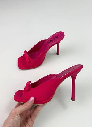 Сабо на шпильці з вишуканим мініатюрним бантиком.