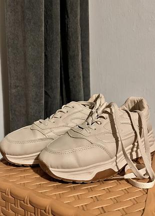 Женские кроссовки