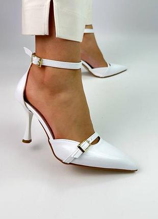 Лакированные туфли с закрытым носиком и пяткой- классика, которая никогда не выходит из моды.