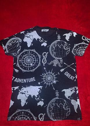 Черная футболка с принтом географического типа