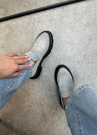 Лоферы из натуральной итальянской кожи и замши под крокодил женские серые