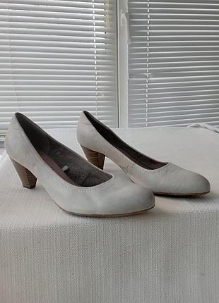 Кожаные туфли на среднем каблуке
светло-серые, очень мягкие удобные