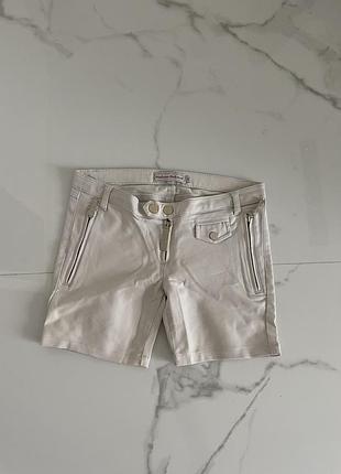 Белые короткие шорты