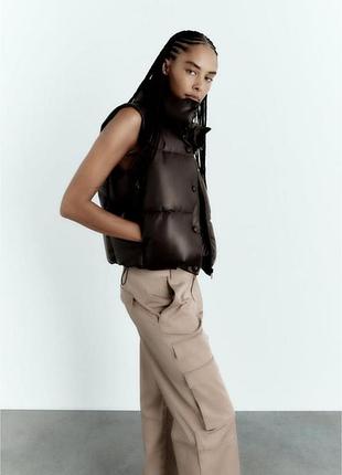 Коричневая жилетка из эко кожи безрукавка дутая жилетка укороченная жилетка