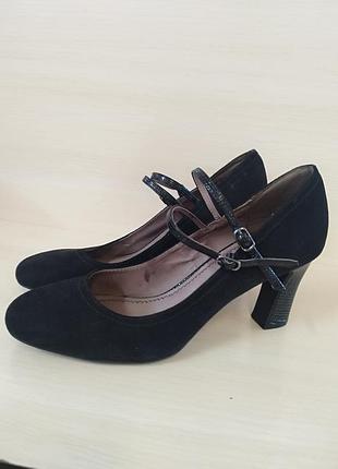 Красивые туфельки на каблуке и ремешках next
