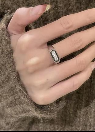 Кольцо кольца со стразами