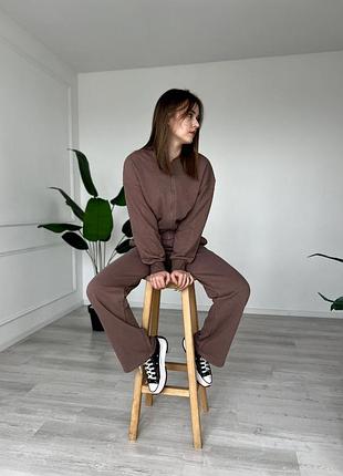 Спортивный костюм с укороченной кофтой на молнии с манжетами с прямыми брюками с карманами5 фото