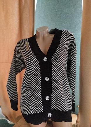 Кардиган в'язаний чорно білий на ґудзиках