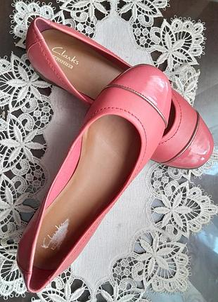 Нові шкіряні туфлі