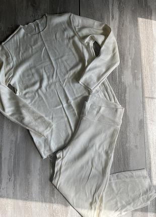 Трикотажный костюм молочного цвета