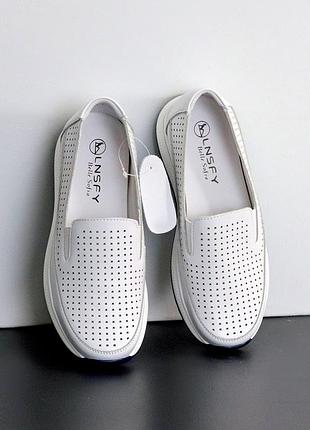 Білі шкіряні сліпони