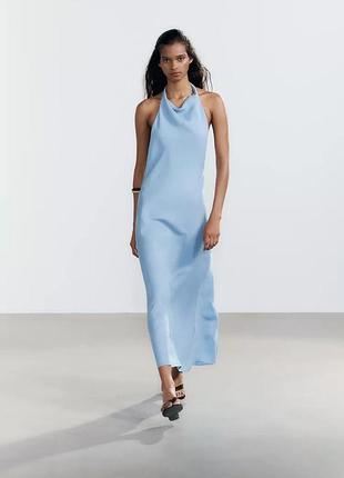 Струменясте плаття з коміром-хальтером