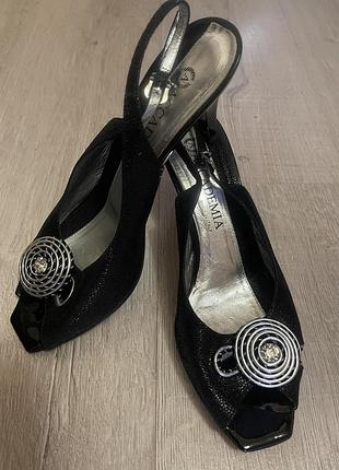 Босоножки vero cuoio размер 39,5 черного цвета с каблуком.