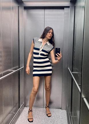 Коротка трикотажна сукня zara з коміром поло та короткими рукавами