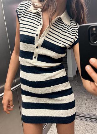 Коротка трикотажна сукня zara з коміром поло та короткими рукавами2 фото