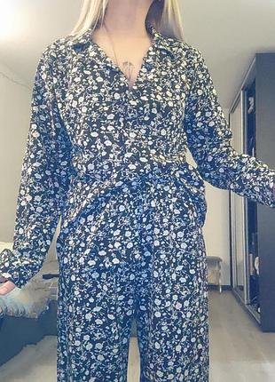 Костюм рубашка брюки в пижамном стиле в цветочный принт