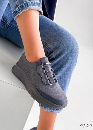 Кросівки жіночі