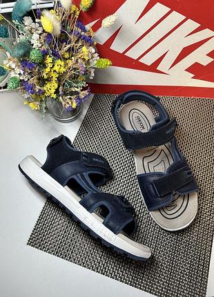 Оригінальні шкіряні сандалі geox