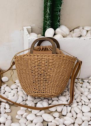 Маленькая плетеная сумка кросбоди с деревянными ручками и длинным ремешком angela кофе с молоком
