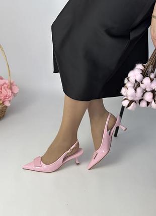 Жіночі туфлі слінгбеки на низькій маленькій шпильці  гострі світло-рожеві барбі лакові з еко лаку  з відкритою пʼяткою на невисокому підборі