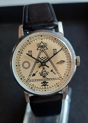 Винтажные мужские наручные часы с массонскими знаками. на ходу.