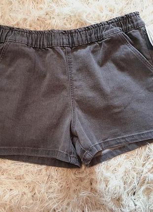 Короткие серые шорты на резинке