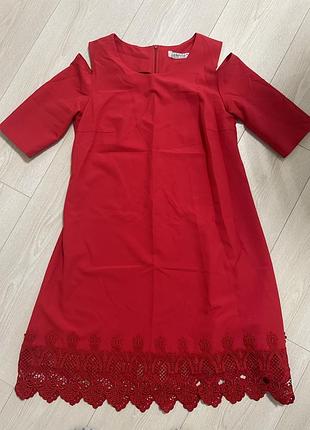 Червона сукня
