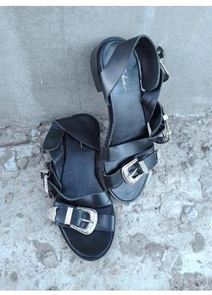 Черные кожаные босоножки с пряжками 😍👠