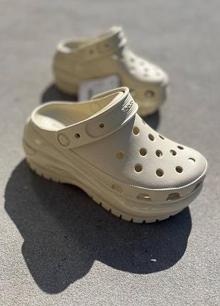 Crocs classic mega crush bone женские кроксы в бежевом цвете