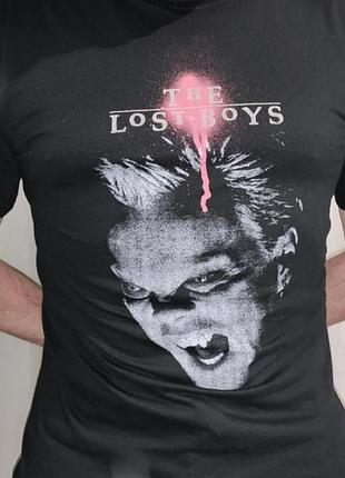Оригінальний мерч фільму the lost boys відмінний стан.. довжина 70 пояс та підмишки 52.