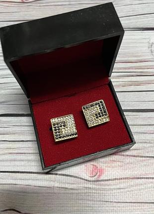 Запонки у футлярі