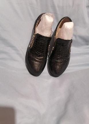 Лофери шкіряні, лаковані.