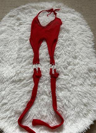 Красное сетчатое боди с чулками и кольцами