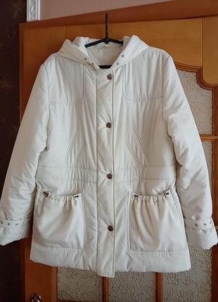 Стильная женская куртка утепленная с капюшоном