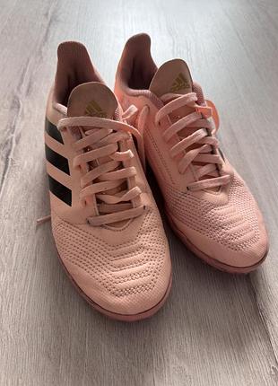 Футбольные кроссовки