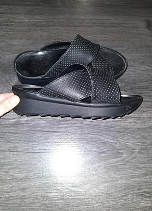 Шльопанці шкіряні