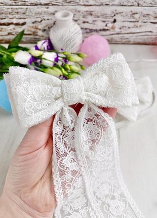 Бантик з мережива в білому