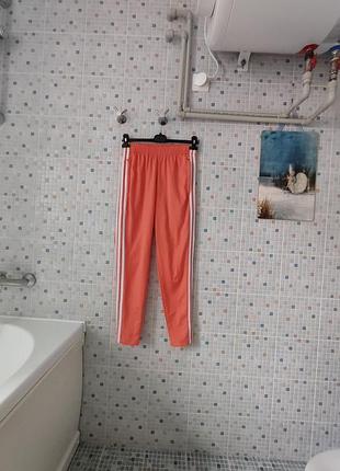 Спортивні штани adidas.