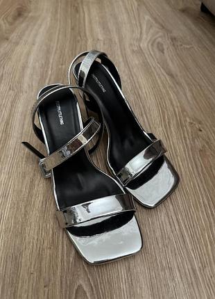 Серебряные босоножки на небольшом каблуке