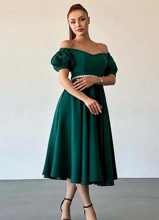 Праздничное платье миди декорировано камушками короткими рукавами