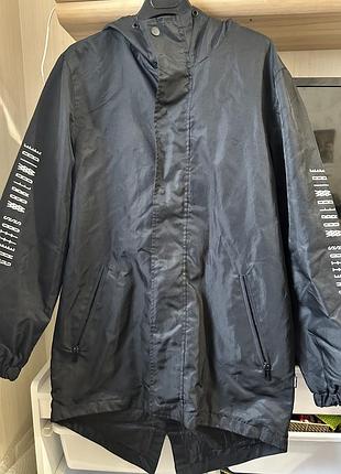 Чорний плащ з принтом