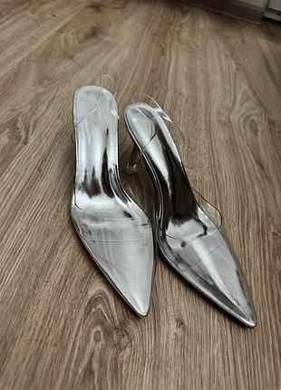 Серебряные босоножки с низким каблуком и прозрачным носиком